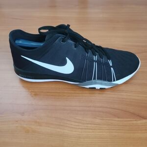 Nike Free TR‎ 6 Women’s Training Shoes Black White Size 9.5 Lightweight Athletic